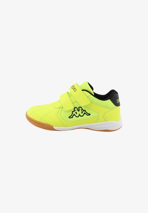Neon-gelbes Sportschuh mit zwei Klettverschlüssen, strukturiertem Synthetik-Obermaterial, schwarzem Logo und brauner Gummisohle.