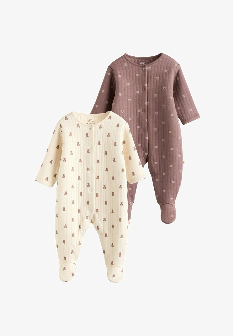 Dos pijamas para bebés con pies y manga larga, uno en crema con ositos de peluche marrones y otro malva con pequeñas caras de ositos, ambos con cierre de broches en la parte delantera.
