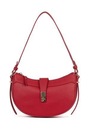 Sac bandoulière en cuir rouge à forme incurvée, avec une seule sangle, un rabat avant avec fermoir doré et un détail de fermeture éclair sur le côté.