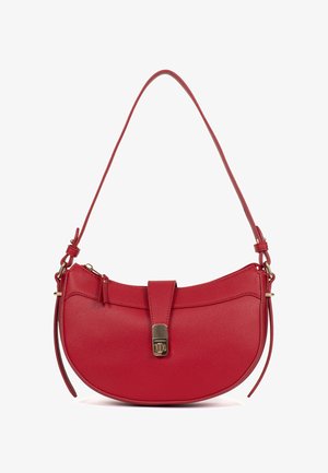 Borsa a tracolla in pelle rossa con forma curva, tracolla singola, patta frontale con chiusura in metallo dorato e dettaglio con cerniera sul lato.