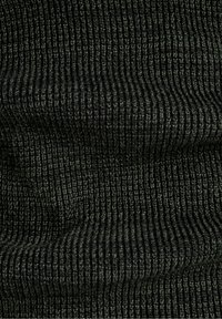 Ciemnozielona, prążkowana dzianina o teksturowym wykończeniu, z pionowymi liniami i miękką, elastyczną jakością.