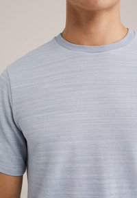 T-shirt azzurro chiaro a maniche corte con scollatura rotonda, realizzato in un tessuto testurizzato con sottili righe orizzontali.