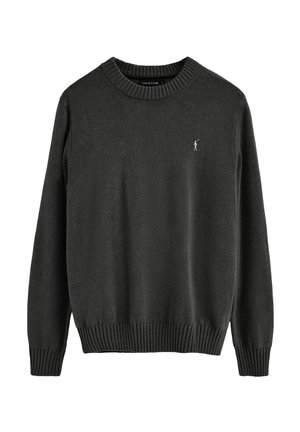Donkergrijze gebreide trui met een ronde hals, ribbelmanchetten en -zoom. Bevat een klein zilver logo op de borst. Zachte textuur, klassiek ontwerp.