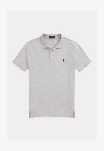 Šviesiai pilkas trumpomis rankovėmis polo marškinėlis su dviem mygtukais ir mažu tamsiai mėlynu siuvinėtu arkliuko logotipu kairėje krūtinės pusėje.