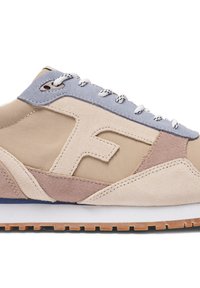 Beige und rosa Wildledersneaker mit einem blauen Akzent. Verfügt über weiße Schnürsenkel, ein strukturiertes Design und eine Gummisohle mit Profilmuster.