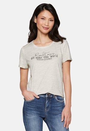 Hellgraues Baumwoll-T-Shirt mit Rundhalsausschnitt und kurzen Ärmeln. Mit dem Druck "Dächer auf der ganzen Welt" in schwarzen Buchstaben.