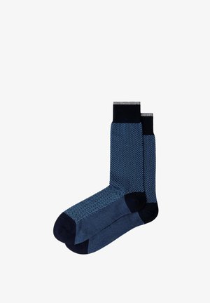 Par de calcetines azules con estampado y puntera, talón y puño en azul marino, con un diseño sutil de cheurón en el cuerpo principal.