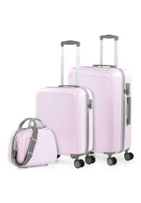Tres maletas rosas de diferentes tamaños con un acabado brillante, que cuentan con asas retráctiles, ruedas y una pequeña bolsa de mano con una correa para el hombro.