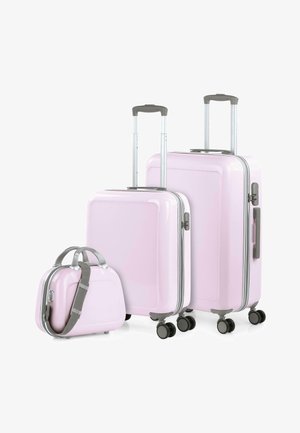 Tres maletas rosas de diferentes tamaños con un acabado brillante, que cuentan con asas retráctiles, ruedas y una pequeña bolsa de mano con una correa para el hombro.