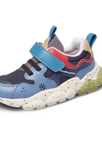 Multibarevné tenisky mají horní část z modré kůže a textilu, černé elastické šněrování, suchý zip a pestrou bílou a zelenou podrážku.