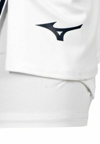 Witte sportshorts met een zwart Mizuno-logo, gemaakt van glad, lichtgewicht materiaal met gestikte zomen en een comfortabele pasvorm.