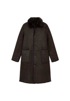 Rudos spalvos kailinis paltas su švelniu kailiniu apykakliu, sagomis užsegamas priekyje, dvi priekinės kišenės ir lygi tekstūra. Kelio ilgio dizainas su ilgomis rankovėmis.