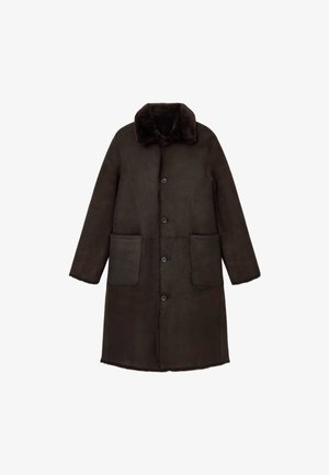 Brūna shearling mētelis ar mīkstu kažokādas apkakli, priekšā ar pogām aizdares, divām priekšējām kabatām un gludu tekstūru. Ceļgalu garuma dizains ar garām piedurknēm.