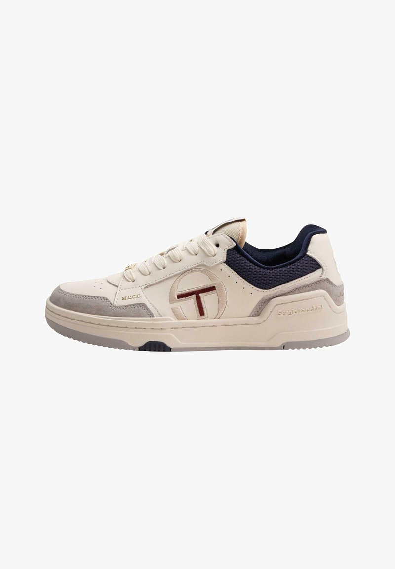 Sneaker aus cremefarbenem Leder mit marineblauen Akzenten, grauem Wildleder, strukturiertem Mesh und einem runden Logo. Verfügt über eine Gummisohle und Schnürverschluss.