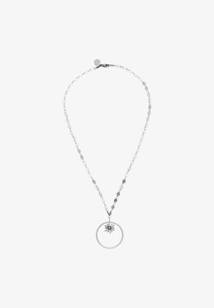 Silberne Kettenhalskette mit rundem Anhänger, der einen kleinen Sonnenanhänger mit blauem Zentrum, der im Ring aufgehängt ist, zeigt.