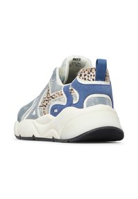 Sneaker sportif avec semelle blanche, accents en daim bleu, détails imprimé animal, et une languette de tirage bleue, présentée de l'arrière et d'un angle latéral.