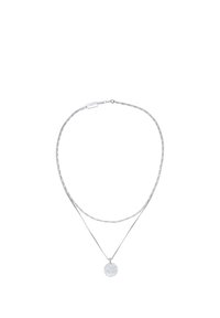 Collana a strati in argento con due catene: una sottile e dettagliata, l'altra più spessa con un ciondolo circolare con texture.