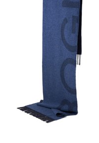 Blåt tørklæde lavet af blød uldblanding, med et mørkere blåt logo mønster, frynsede kanter og glat tekstur.