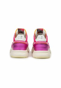 Vaaleanpunaiset ja metallinhohtoiset hopeiset urheilukengät, joissa on verkkomateriaali päällä, teksturoitu kantapää, valkoiset yksityiskohdat ja pehmustettu pohja. Korostaa kirkasta oranssia ompelua.