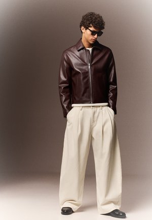 Bershka, Veste en similicuir - bordeaux