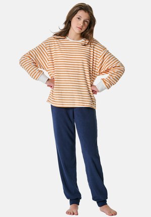 Gestreiftes orange-weißes, oversized Fleecepullover mit langen Ärmeln, kombiniert mit weichen, marineblauen Fleecepantalons. Es zeichnet sich durch eine entspannte Passform und weite Bündchen aus.