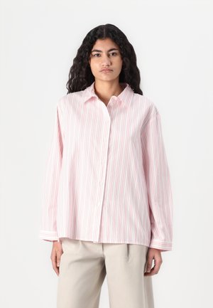 Striped shirt in light pink and white, made of soft fabric with a collared neckline and button closure, featuring long sleeves and a relaxed fit.