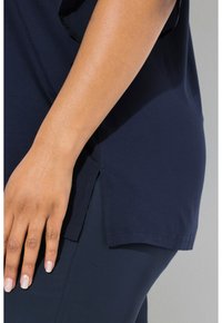 Ulla Popken SPARKLING SLEEVE - Blouse - marine