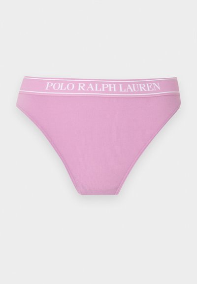 Ροζ γυναικείο εσώρουχο σε στυλ μπικίνι με λευκή μέση όπου αναγράφεται το κείμενο «POLO RALPH LAUREN», τοποθετημένο επίπεδο σε λευκό φόντο.