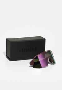 Ochelari de soare sport Bliz cu un cadru unghiular în nuanță de vișiniu, lentile gradient din oglindă în nuanțe de violet și verde, și accente laterale îndrăznețe. Cutie neagră inclusă.
