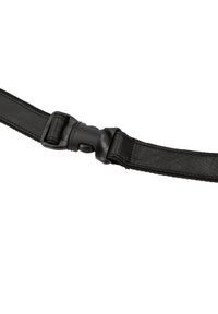 Zwarte leren band met een textuur, voorzien van een kunststof gesp en versterkte stiksels langs de randen.