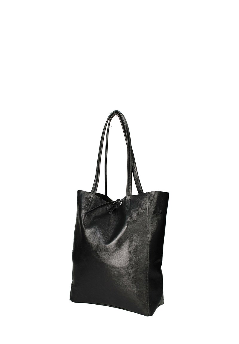 Zwarte leren tote bag met een gladde textuur, rechthoekige vorm, twee lange handvatten en een trekkoordsluiting bovenaan.