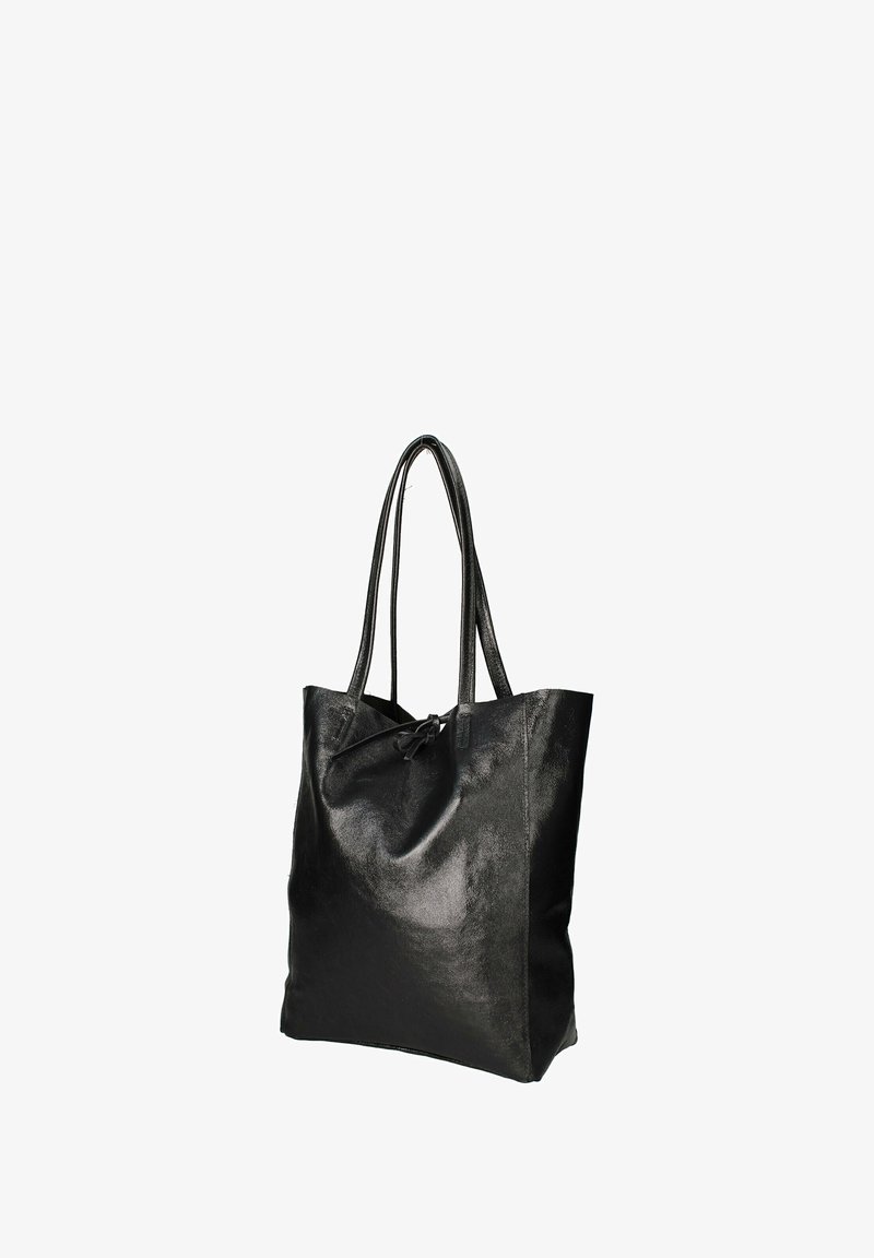 Zwarte leren tote bag met een gladde textuur, rechthoekige vorm, twee lange handvatten en een trekkoordsluiting bovenaan.