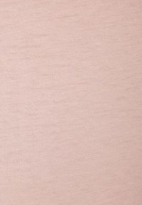 Světle růžová tkanina s hladkým, mírně texturovaným povrchem. Materiál se zdá být elastický a je jednobarevný s jemným leskem.