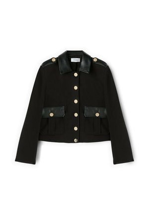 Kort zwart jack met groene leren accenten op de schouders en zakken, gouden knopen en een gestructureerde stofafwerking.