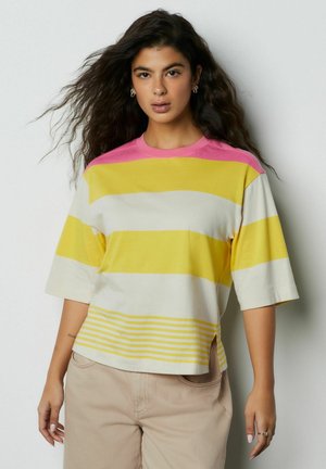 RELAXED BOXY ELBOW LENGTH CREW NECK - T-Shirt print - yellow/pink stripe
