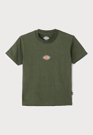 T-shirt de algodão verde-azeitona com decote redondo e mangas curtas. Apresenta um emblema multicolorido no peito. Textura suave.
