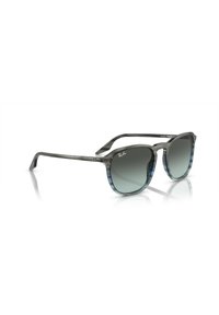 Occhiali da sole grigi con montatura arrotondata e dettagli blu, lenti sfumate. Le astine in metallo sottile presentano il marchio Ray-Ban. Superficie riflettente.