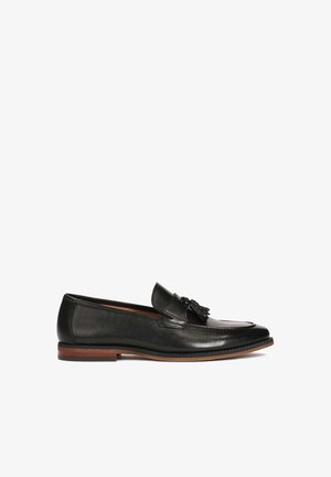 Mocassins en cuir noir avec des accents à pampilles, au design élégant, bout rond, petit talon contrastant marron, finition lisse et détails cousus.