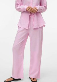 Vero Moda LINN WVN NOOS - Tygbyxor - bonbon