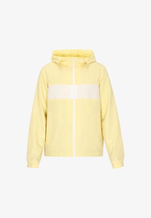 Jachetă galbenă cu o bandă orizontală albă, închidere cu fermoar în față, glugă reglabilă și buzunare laterale. Material fin cu un design ușor.