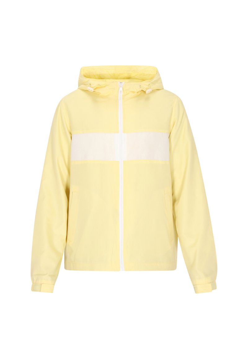 Giacca gialla con una striscia orizzontale bianca, chiusura frontale con zip, cappuccio regolabile e tasche laterali. Tessuto liscio con un design leggero.