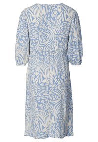 Kurzärmeliges Kleid in Hellblau und Weiß, mit einem wirbelnden abstrakten Muster, tailliert und aus weichem, strukturiertem Stoff.