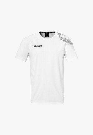 Weißes T-Shirt mit kurzen Ärmeln aus einem glatten Stoff, versehen mit einem schwarzen Logo und einem Musterdesign auf der rechten Schulter.