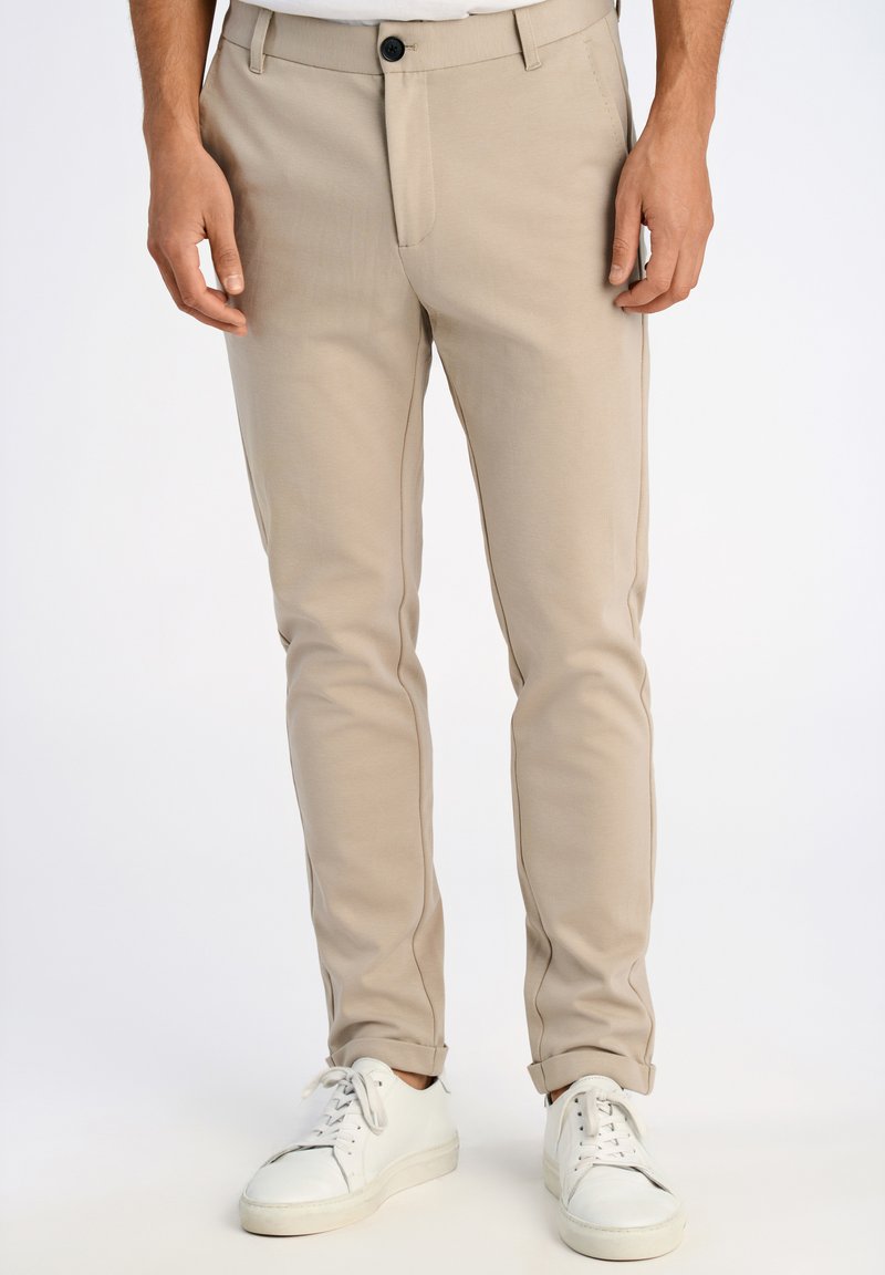 Lindbergh SUPERFLEX CROPPED - Chinos - lt stone