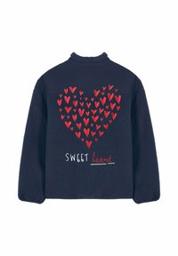 Polaire bleu marine à col montant, ornée d'un motif de cœur rouge et du texte "SWEET heart" en blanc et rouge. Texture douce, design décontracté.