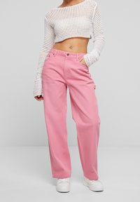 Jeans de pierna ancha en color rosa, elaborados con una mezcla de algodón, que cuentan con cierre de botón, bolsillos delanteros y un ajuste relajado para mayor comodidad.
