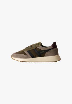 Chaussure de sport dans des nuances d'olive et de taupe, dotée d'un dessus en daim, d'accents de rayures sombres et d'une semelle en caoutchouc avec un motif de semelle texturé.
