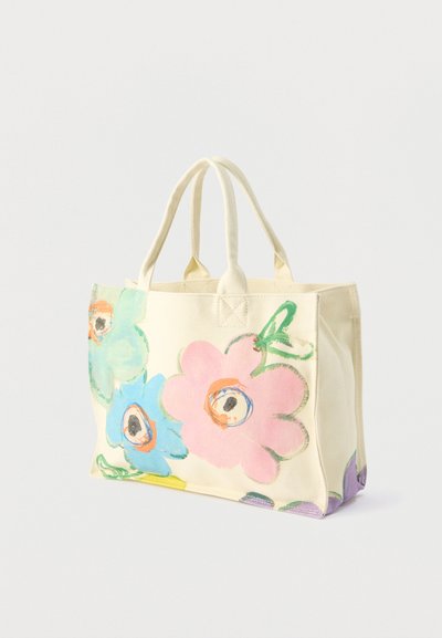 Τσάντα ώμου από καμβά με χειροποίητα λουλουδάτα σχέδια σε ροζ, μπλε και πράσινο, με δύο λαβές και τετράγωνη βάση.