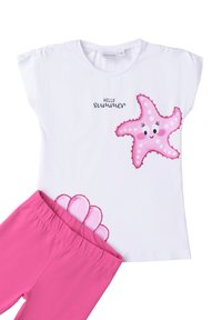 Camiseta de algodón blanca con un gráfico de estrella de mar rosa y el texto "HOLA verano". Leggings rosa con cintura de ondas y textura suave.