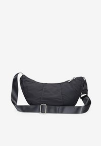 Bolsa bandolera negra de nylon con forma curva, cierre de cremallera y correa ajustable, con detalles de costura y una hebilla de metal.